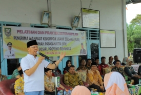 Gubernur Bengkulu Rohidin Mersyah serahkan bantuan kelompok usaha bersama