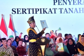 Presiden RI Joko Widodo menyerahkan 6000 sertifikat kepada masyarakat Riau