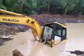 Alat berat milik Dinas Perikanan dan Kelautan Pemerintah Kabupaten Bengkulu Selatan terendam