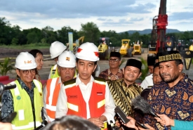 Penandatanganan prasasti oleh Presiden Joko Widodo sebagai tanda dimulainya pembangunan jalan tol Banda Aceh-Sigli di Kabupaten Aceh Besar, Provinsi Aceh, Jumat, 14 Desember 2018