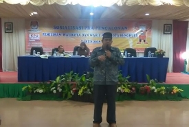 Ketua KPU Kota Bengkulu Darlinsyah saat sosialisasi pra Pilwakot Bengkulu 2017