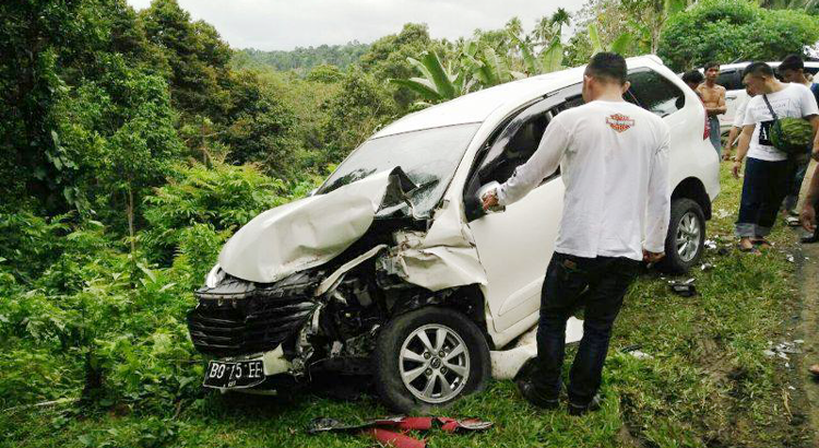 Avanza Rinsek Tabrak Truk Dyna 