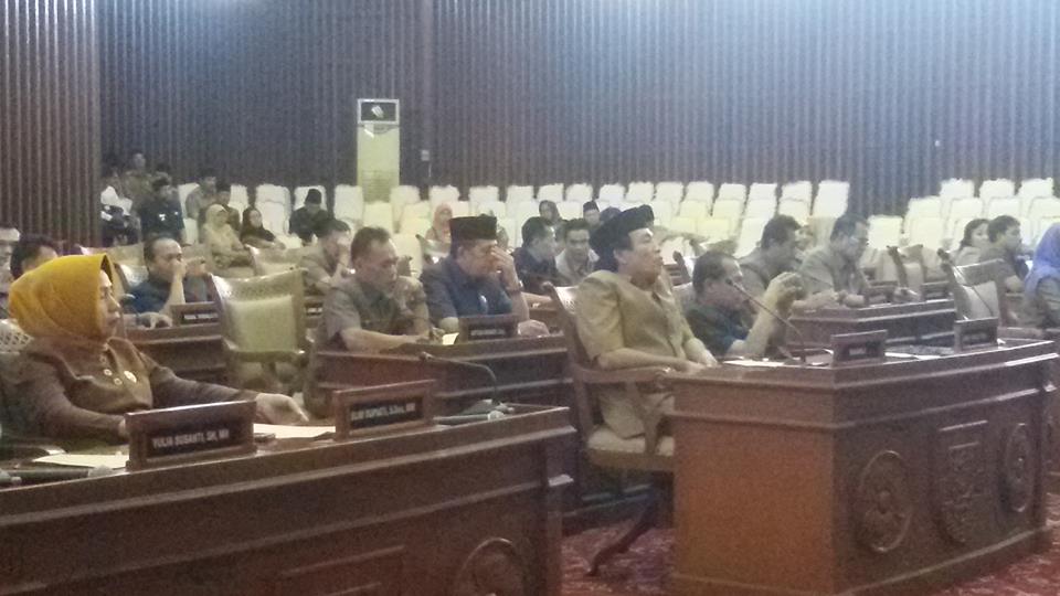 Walikota Bengkulu H. Helmi Hasan saat pengajian rutin bulanan yang diikuti BKMT se-Kota Bengkulu beserta masyarakat di Balai Kota
