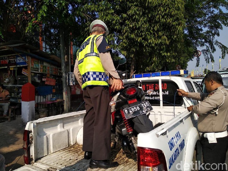 Anggota Densus 88 Antiteror Polri Bripka Krisnawati menjadi korban tabrak lari oleh pengendara mobil