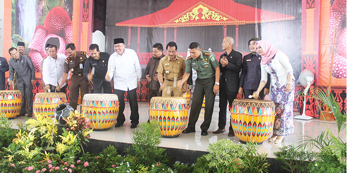 Komisi II DPRD Kota Bengkulu Hering dengan pihak ketiga yang mendirikan bangunan   auning di ruangan terbuka hijau di Simpang Kandis yang tidak memiliki mengantoni Izin dari Dinas   Perizinan Kota Bengkulu