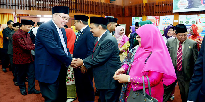 Gubernur memberikan ucapan selamat kepada 27 pejabat eselon II yang baru dilantik