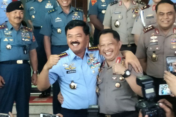 Kapolri dan Panlima TNI nampak akrab