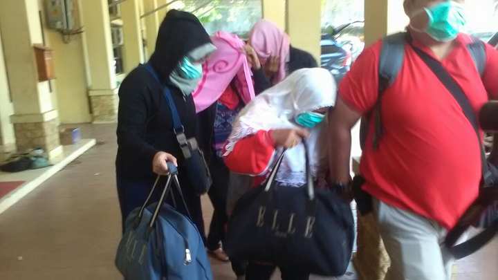 Lima orang terjaring OTT KPK saat dibawa ke mobil menuju bandara