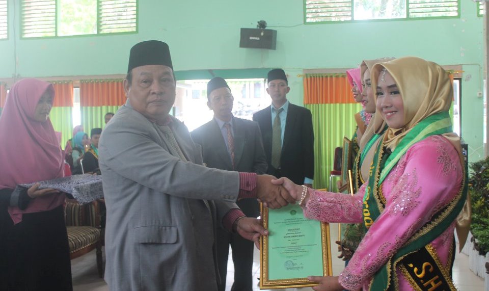 Dekan Fakultas Syariah IAIN Bengkulu Dr Imam Mahdi saat meyudisium mahasiswanya
