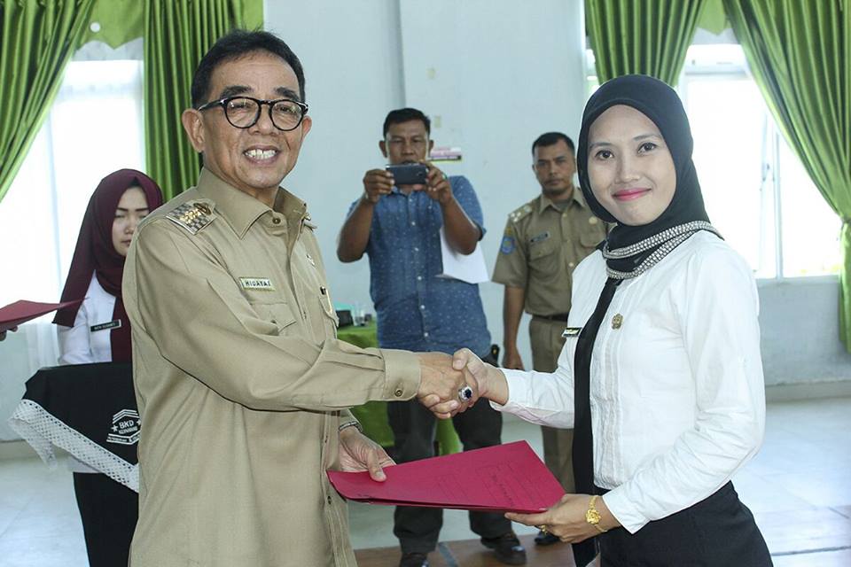Penyerahan SK kepada bidan PTT