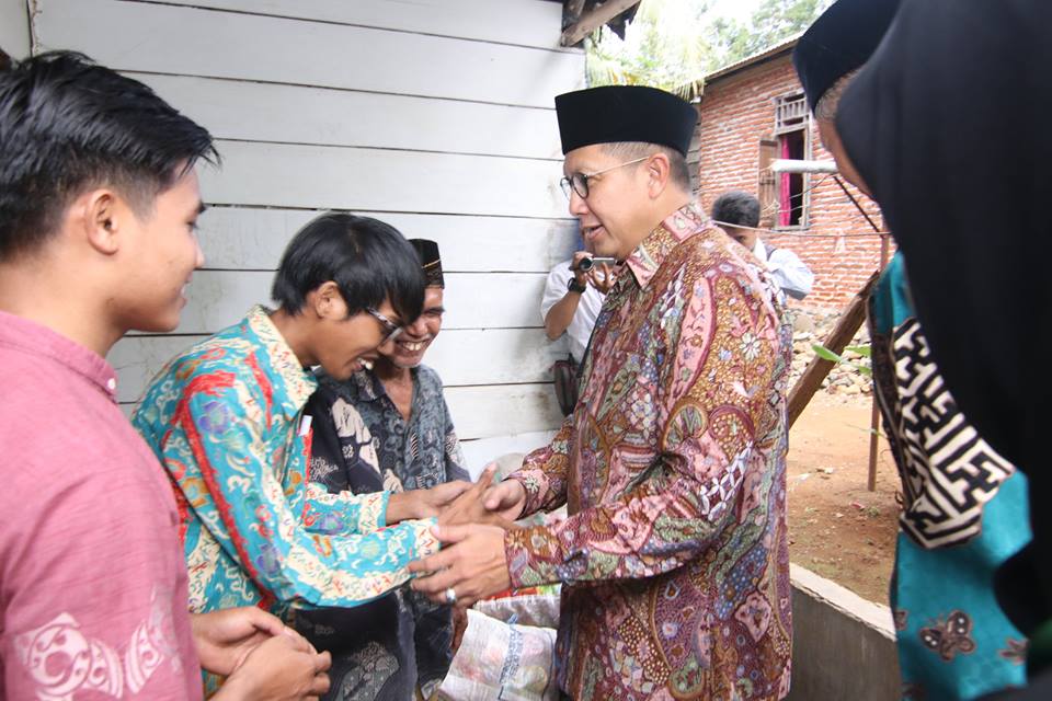 Menteri Agama M. Lukman Hakim Saifuddin saat mengunjungi rumah penerima beasiswa Bidik Misi IAIN Bengkulu