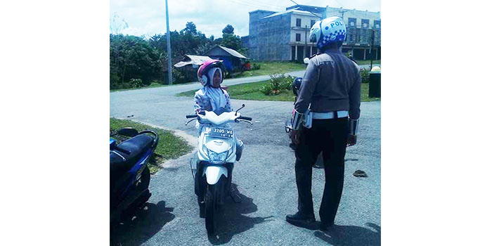 Salah seorang pelajar yang hendak ditilang lantara melakukan pelanggaran