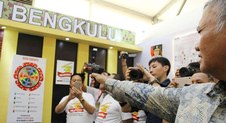 Walikota Bengkulu saat Gerakan Tanam Jagung Hibrida bersama pemerintah provinsi, Danrem, Dandim, Lanal, Camat dan Lurah serta petani di Kelurahan Kandang Mas, Kecamatan Kampung Melayu.