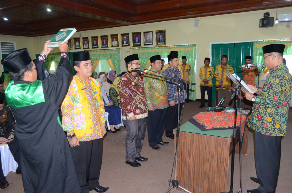 Kepala Kanwil Kementerian Agama Provinsi Bengkulu, Drs.H.Bustasar MS,M.Pd Melantik Pejabat Eselon III Di Lingkungan Kanwil Kemenag Bengkulu dan 2 Kepala Kemenag Kabupaten/Kota