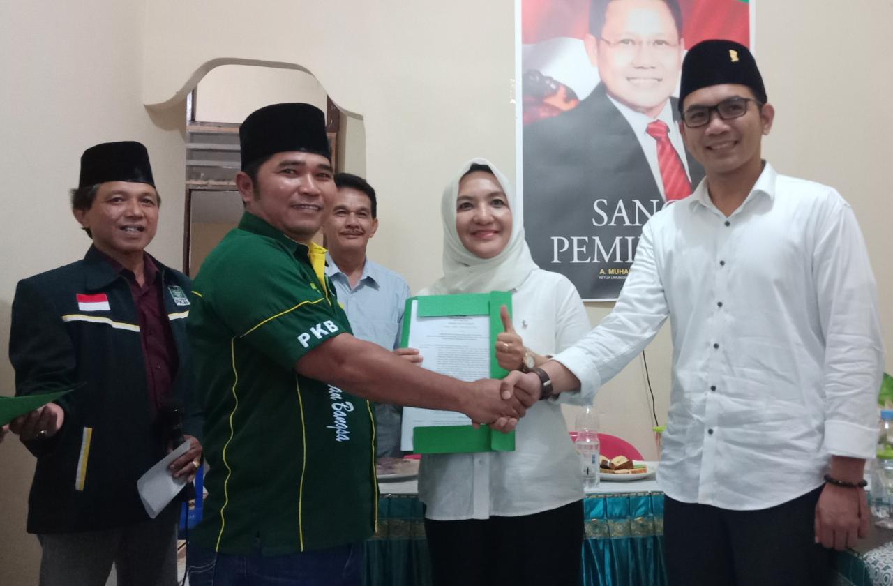 Ketua DPC PKB Kota Bengkulu Iswandi Ruslan menyerahkan SK dukungan kepada Patriana Sosialinda (Foto : Potretrafflesia.com)