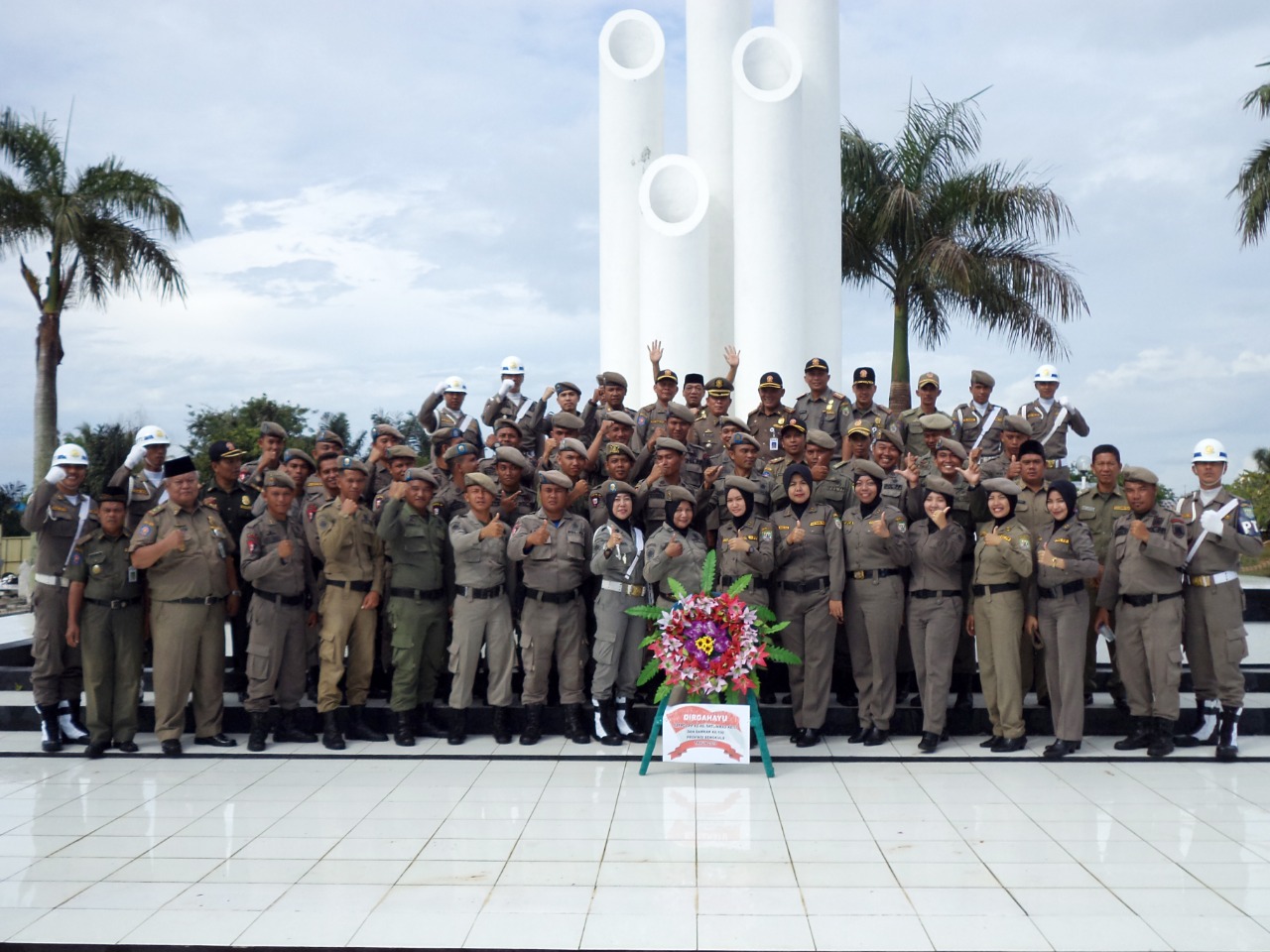 Asisten I Setda Provinsi Bengkulu Hamka Sabri saat menjadi Inspektur Upacara Tabur Bunga