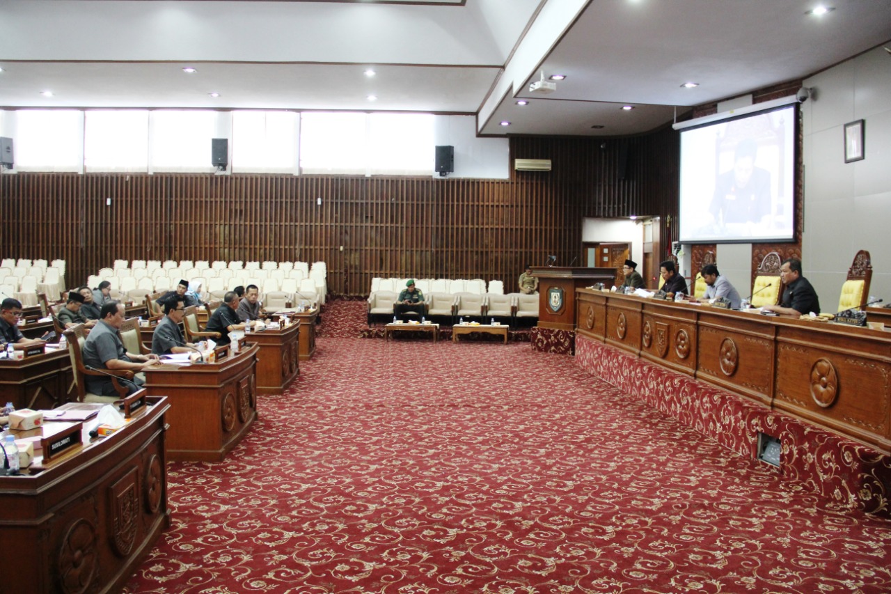 Asisten III Setda Provinsi Bengkulu hadir dan sampaikan Jawaban Gubernur atas Pemandangan Umum Fraksi - Fraksi DPRD Provinsi Bengkulu
