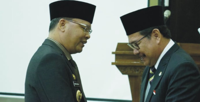 Gubernur Bengkulu Rohidin Mersyah saat melantik Ridwan Nurazi sebagai Komisaris Utama Bank Bengkulu