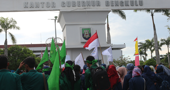 Demo Aliansi BEM Se Kota Bengkulu di Halaman Kantor Gubernur