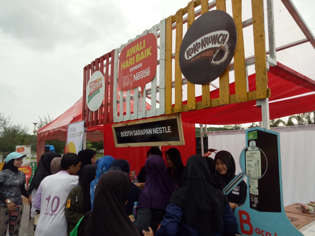Para partisipan acara kampanye ‘Awali Hari Baik dengan Nestlé’ di Pantai Panjang, Bengkulu sedang antri untuk mengambil paket sarapan dengan gizi seimbang sesuai dengan prinsip ABC (Atur-Baca-Cukupi) yang dibagian oleh Nestlé Indonesia di booth sarapan