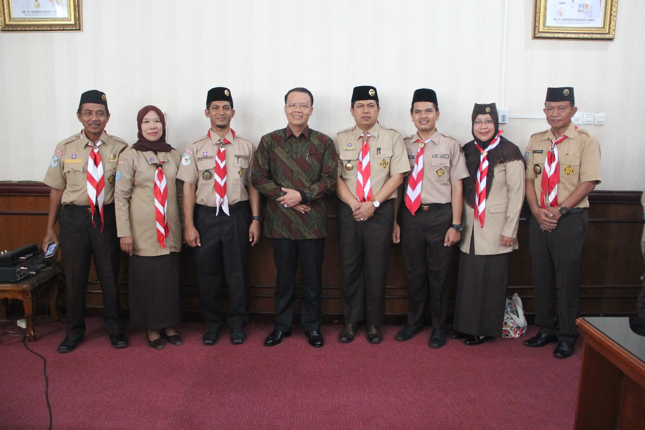 Foto bersama dengan 16 orang Penggalang dan 5 orang pembimbing yang akan mengikuti lomba.