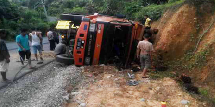 Fuso Bermuatan Sawit Terbalik