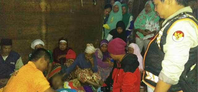 Warga setempat melayat korban bunuh diri di Desa Kuro Tidur