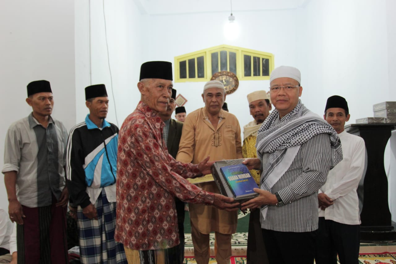 Gubernur Bengkulu Rohidin Mersyah shalat subuh bersama masyarakat di masjid Al Aman Darussalam Talang Rimbo Baru