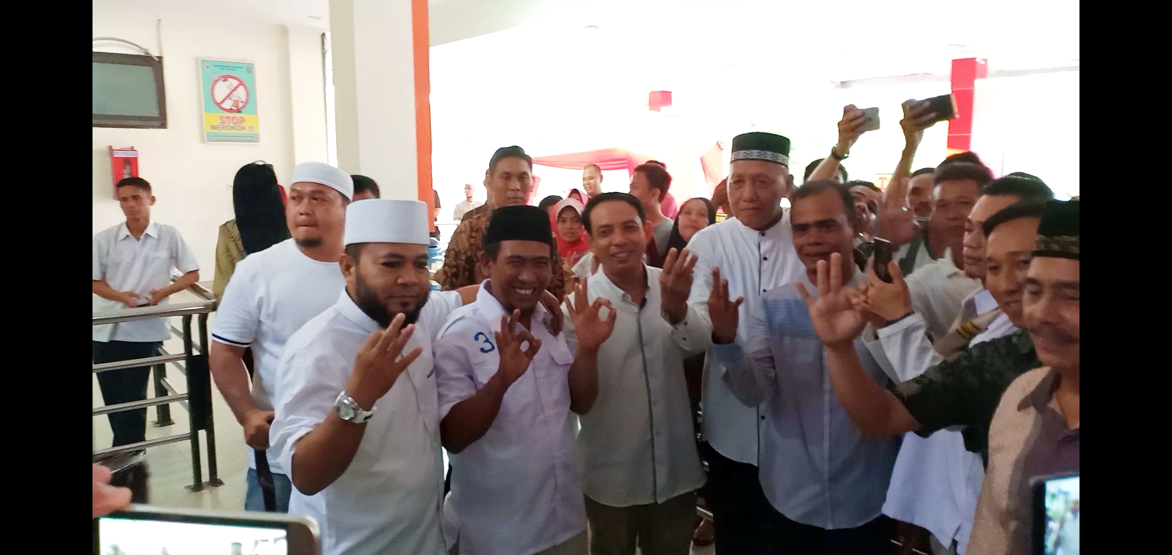 Helmi Hasan tiba di Bandara Fatmawati Soekarno disambut ketua partai pengusung dan tim pemenangan (Foto : Rmolbengkulu.com)