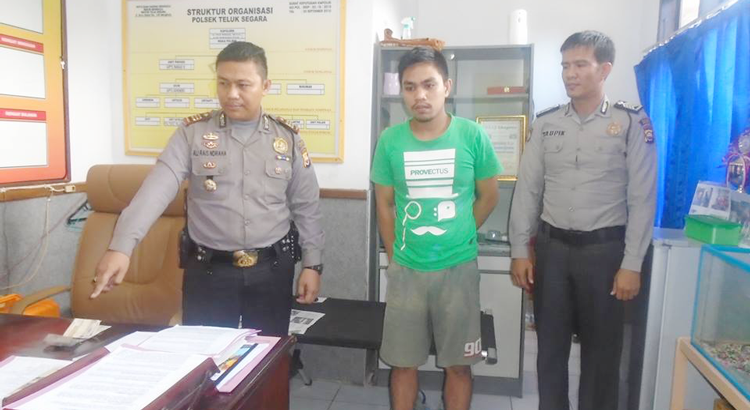 Polsek Teluk Segara AKP Ali Rais Ndraha, S.IK saat memperlihatkan barang bukti STNK dan Pelaku Curanmor