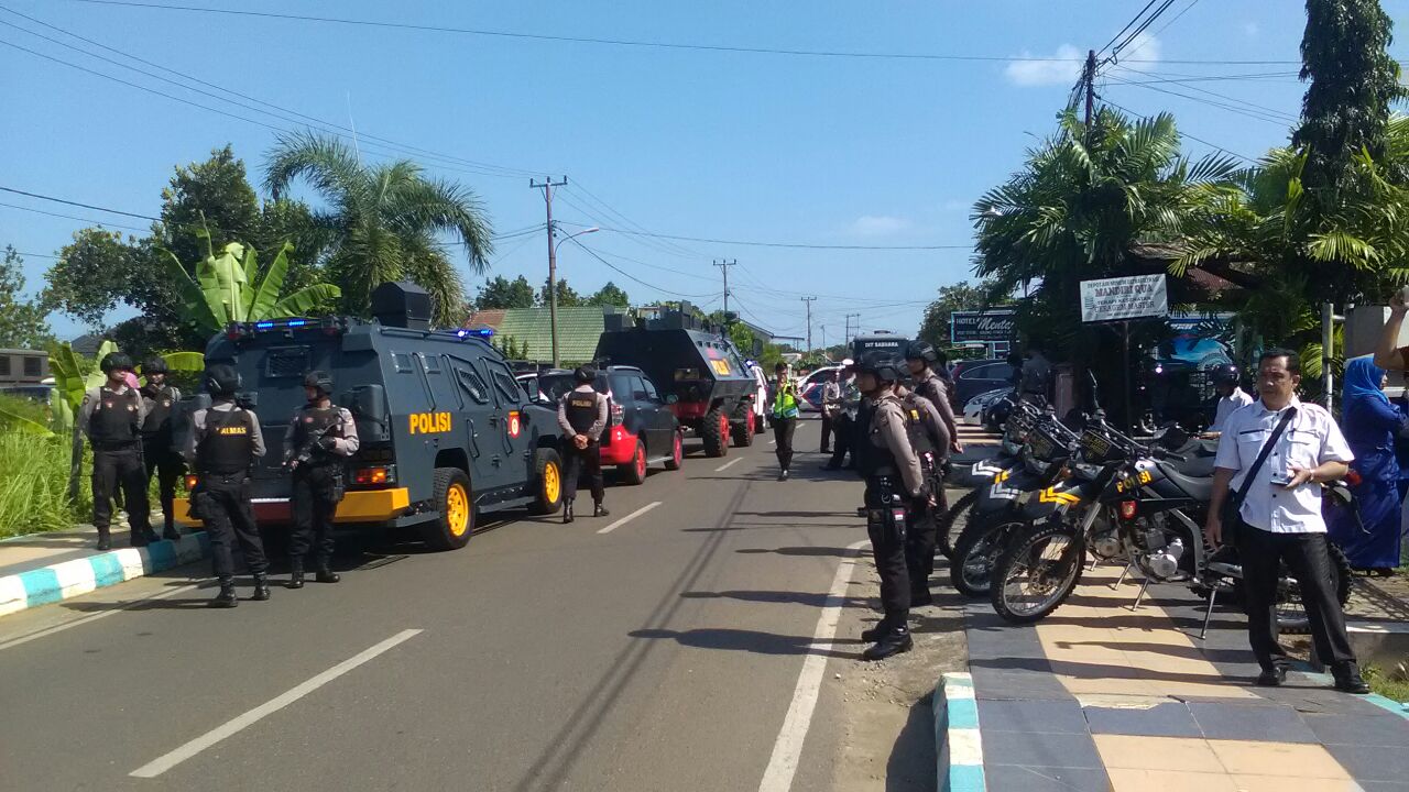 Nampak aparat berjaga dihalaman rumah Ridwan Mukti