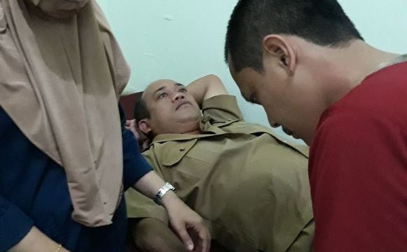 Korban penganiayaan Kalman Darmawi sedang terbaring