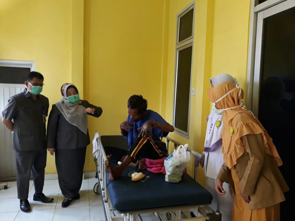 Wabup Kepahiang Neti Herawati, S.Sos Saat Mengunjungi Pasien Gangguan Jiwa Saat Dirawat di RSUD Kepahiang