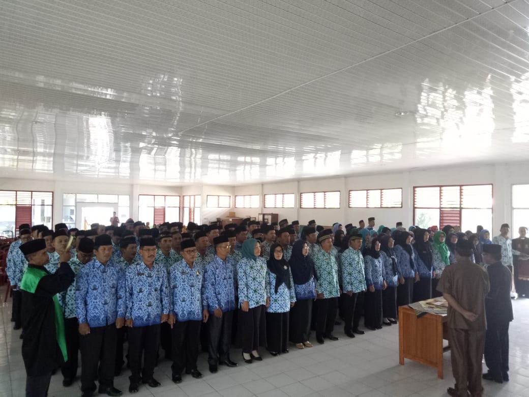 Kepala Dinas Pendidikan dan Kebudayaan Bengkulu Selatan H. Darmin, SE melantik 155 Kepala Sekolah dan Guru yang dimutasi