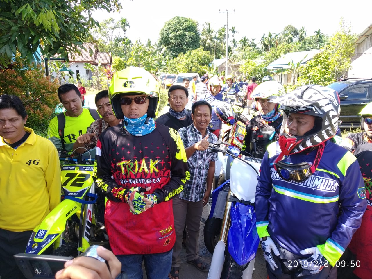 Bupati Istirahat Siang di Pinggir Sungai