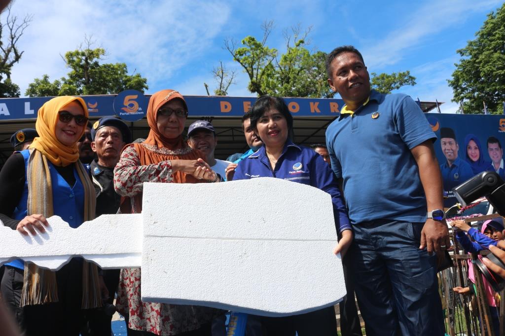 Partai Nasdem Memberikan Hadiah 1 Unit Mobil Ayla Kepada Nurhayati