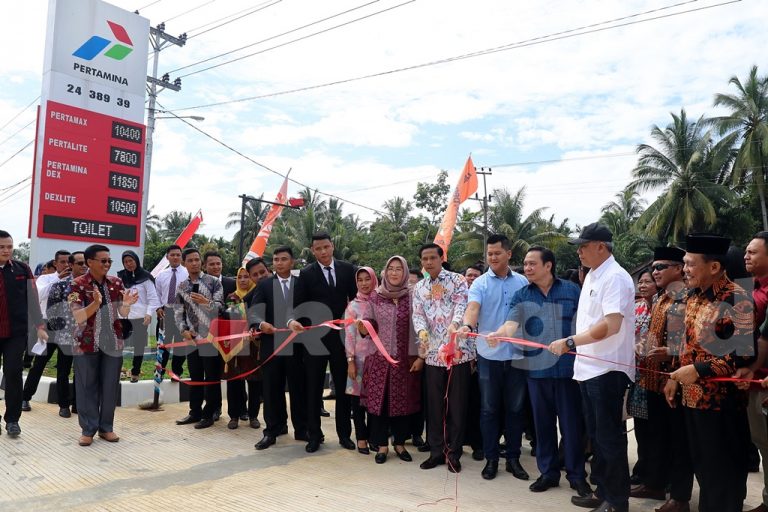 Bupati Memotong Pita Peresmian SPBU Aur Ringit