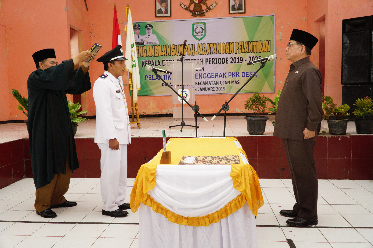 Bupati Kepahiang Dr. Ir. Hidayattulah Sjahid, MM. IPU melantik Kades Daspetah I Kec. Ujan Mas Selasa (15/1/2019)
