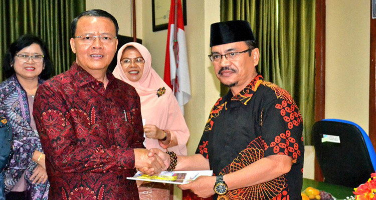 Wakil Gubernur Rohidin Mersyah dan Direktur Pembinaan Sekolah Dasar Kemendikbud, Drs. Wowon Widaryat saat menyerahkan peta mutu pendidikan Provinsi Bengkulu Tahun 2016