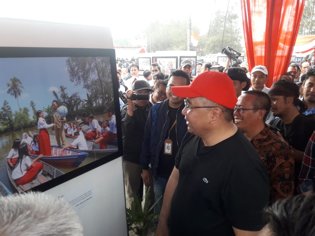Menteri Desa dan PDT Eko Putro Sandjojo saat memantau pameran foto di Sport Centre, Pantai Panjang Bengkulu