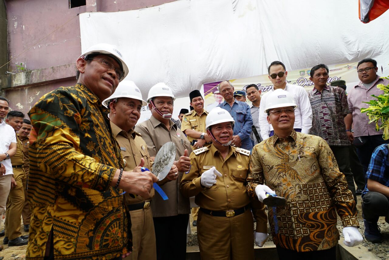 Rohidin Mersyah saat peletakan batu pertama pembangunan Mercure Hotel Bengkulu, Senin (29/1/2018)