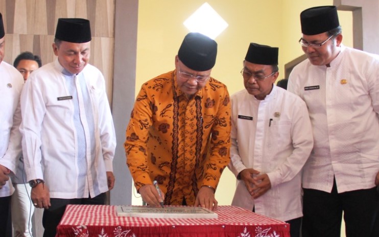 Plt Gubernur Bengkulu Rohidin Mersyah saat meresmikan mushola Dinas ESDM