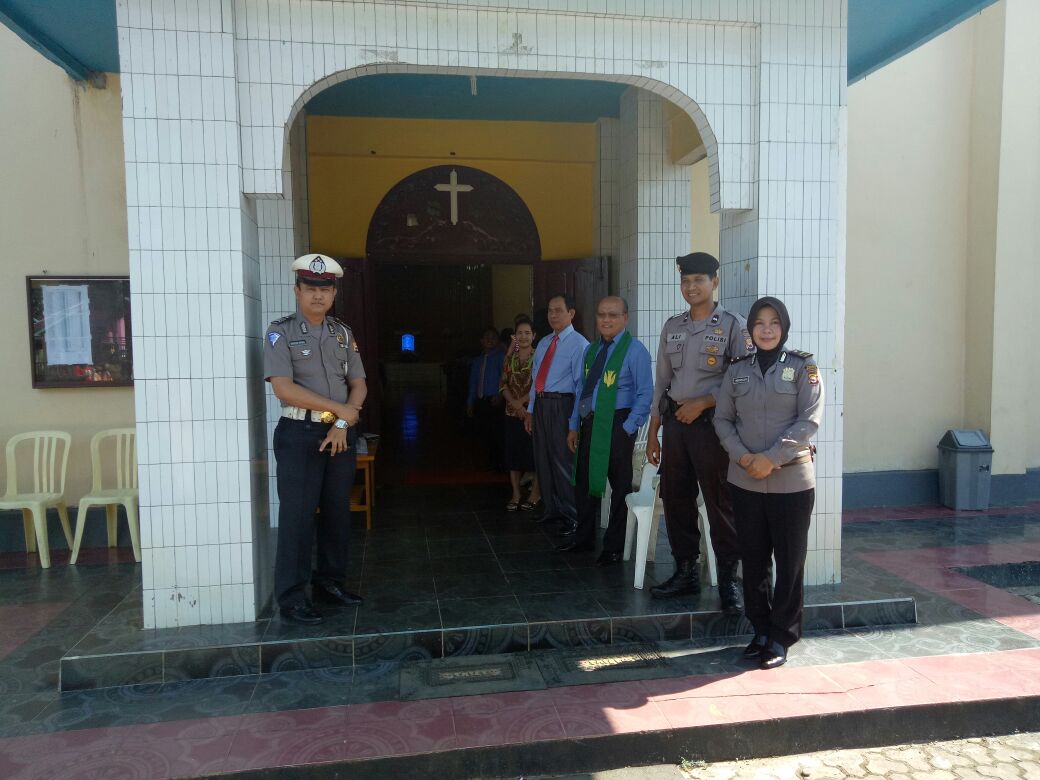 Petugas Kepolisian Bengkulu Utara mengamankan gereja di Bengkulu Utara pada Minggu (13/5/2018)