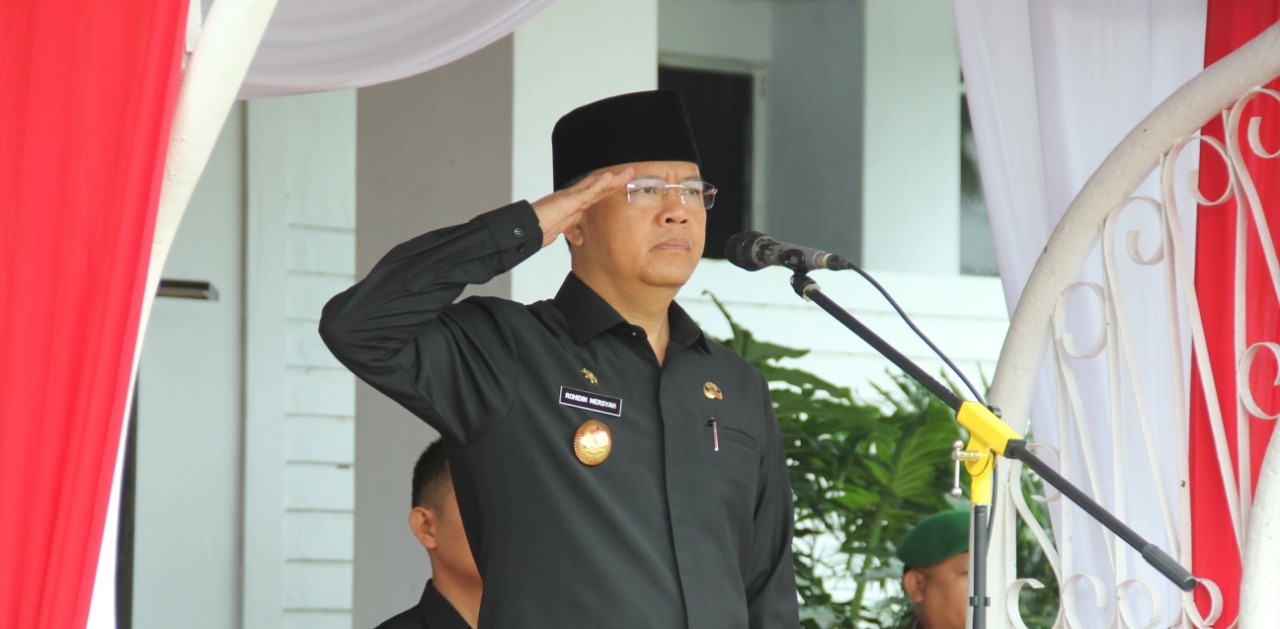 Plt Gubernur Bengkulu Rohidin Mersyah saat memimpin upacara Hari Pahlawan
