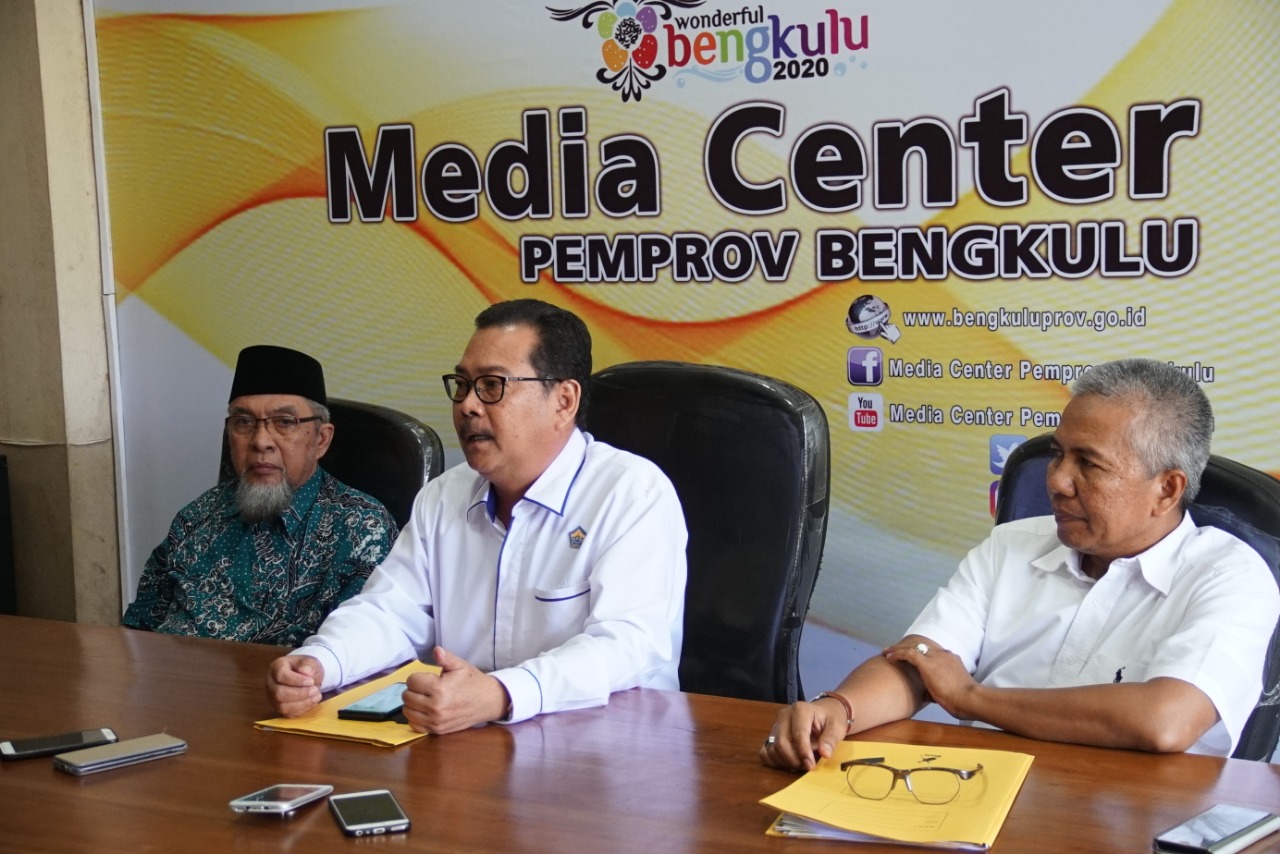 Ridwan Nurazi (tengah)
