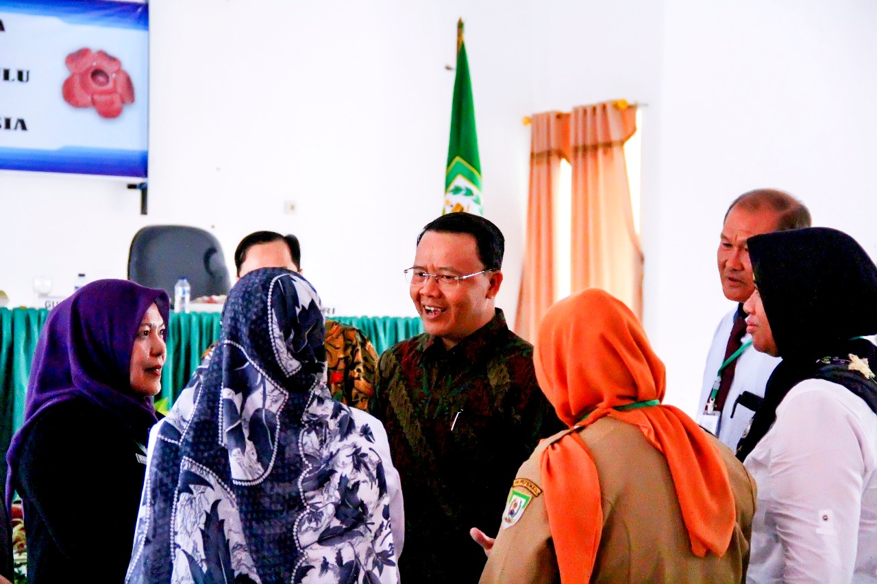 Plt Gub Rohidin Mersyah sampaikan arahan dalam pembukaan Bimtek dan temu ilmiah Widyaiswara di aula BPSDM Provinsi Bengkulu, Senin 16 Okt 2017.