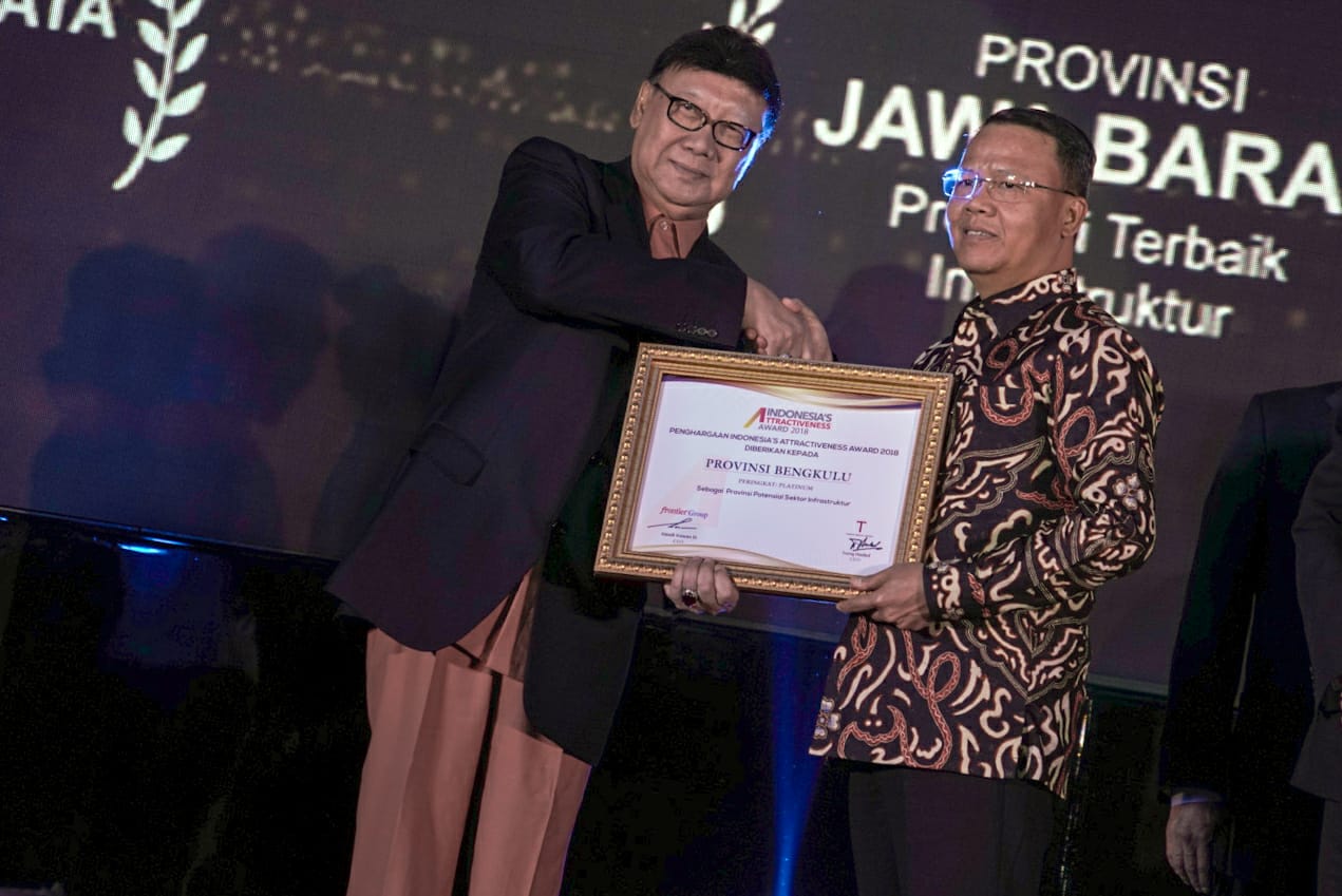 Plt Gub Rohidin Mersyah terima penghargaan Indonesia&#039;s Attractiveness 2018 untuk Provinsi Bengkulu kategori provinsi potensial dimensi infrastruktur