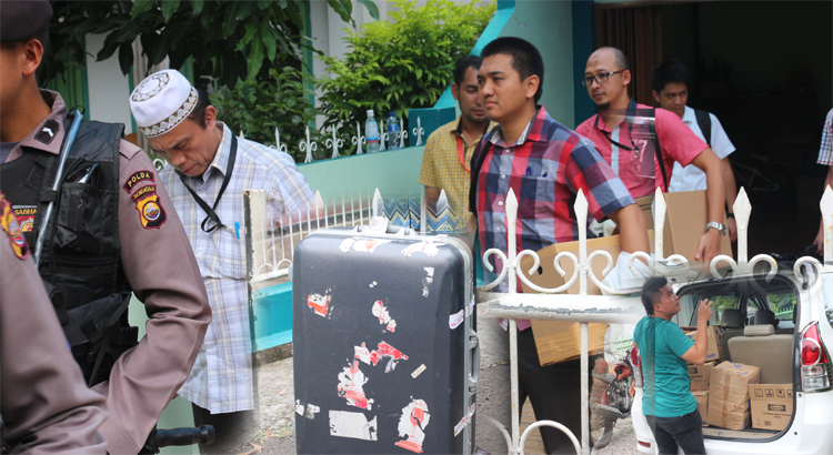 Penyidik KPK Geledah Ruma Hakim Toton