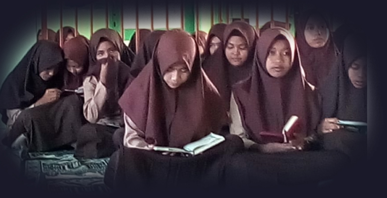 Para siswa MAN 2 Mukomuko mengikuti tadarus bersama