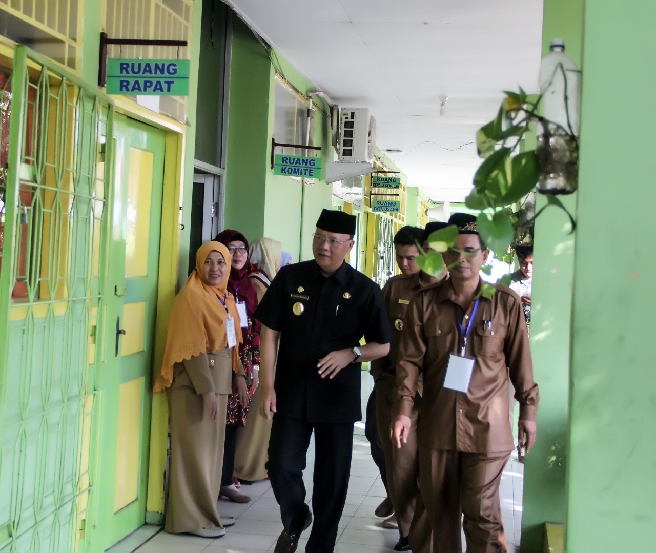 Pelaksana tugas Gubernur Bengkulu Rohidin Mersyah meninjau pelaksanaan UNBK2018, di SMA 7 Plus Kota Bengkulu
